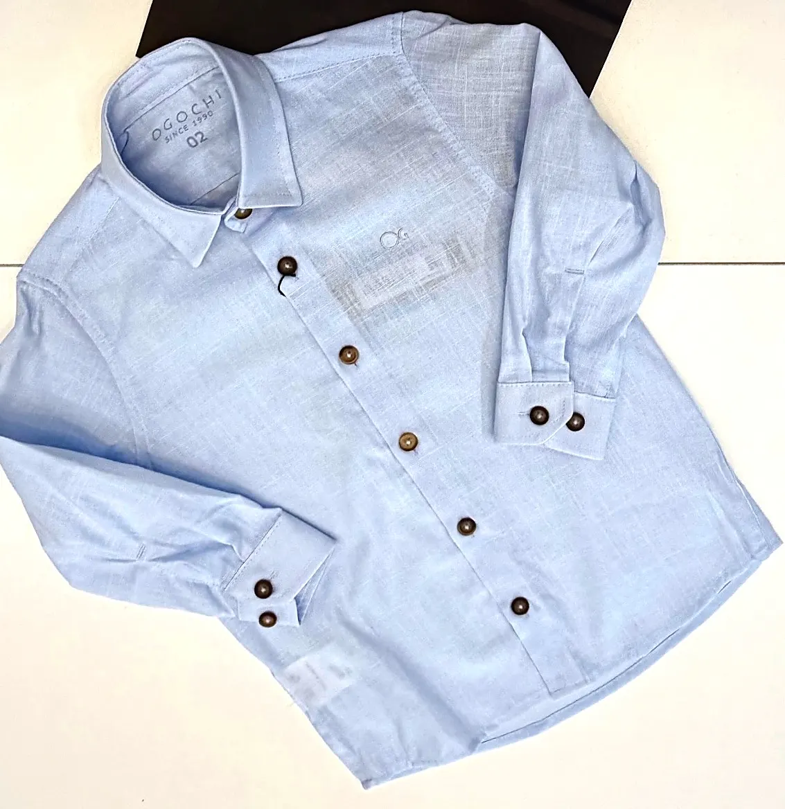 Camisa infantil de linho azul claro com botões de madeira, moda infantil da SM Kids