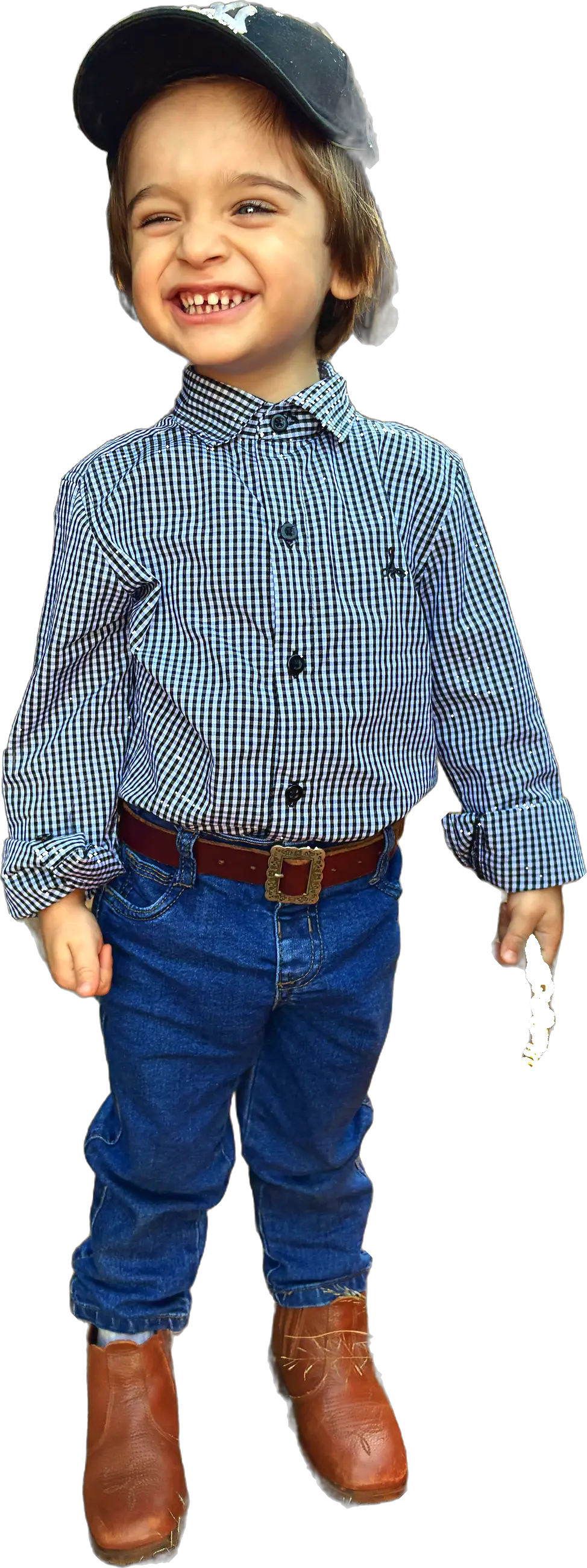 Menino sorrindo de camisa xadrez azul, calça jeans e bota, com look comprado na SM Kids em Araçatuba