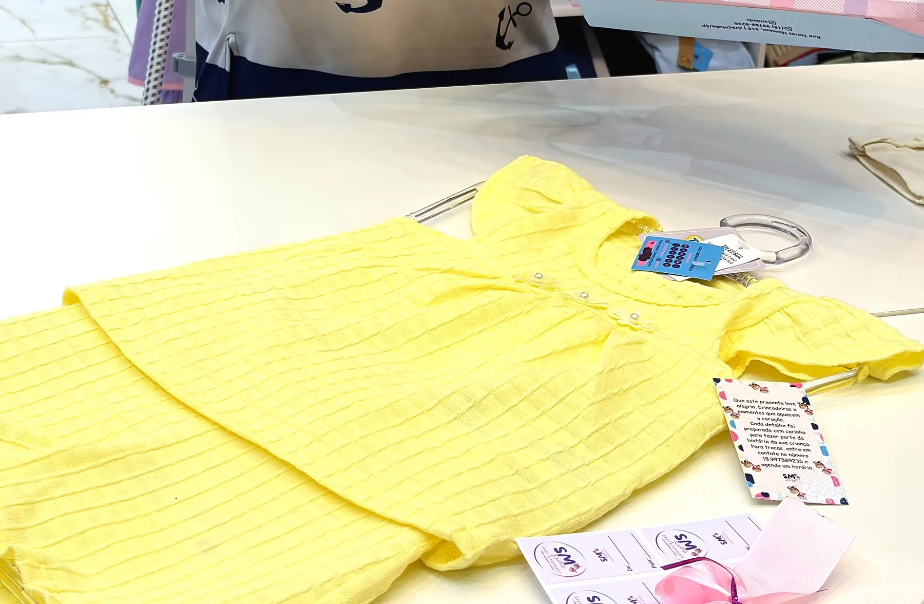 Macaquinho amarelo de malha canelada para bebê, com etiqueta da SM Kids Baby & Concept